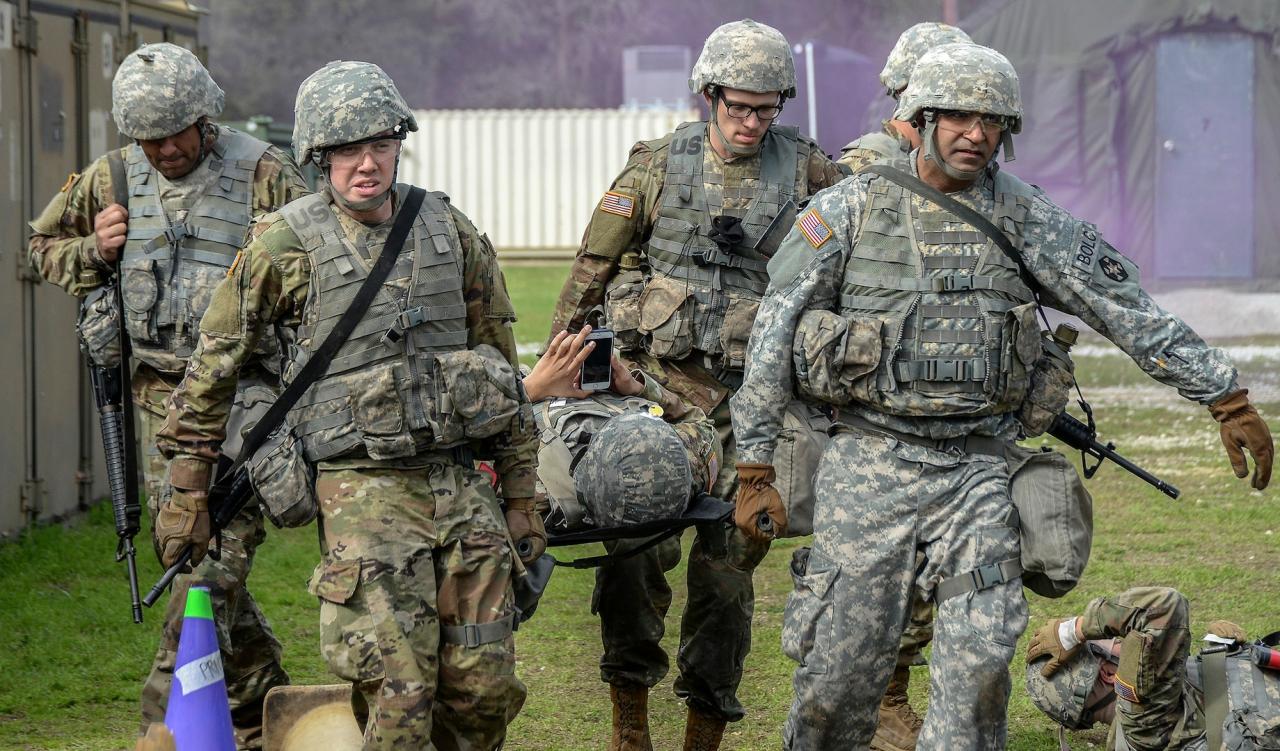 Officer infantry familiarize students